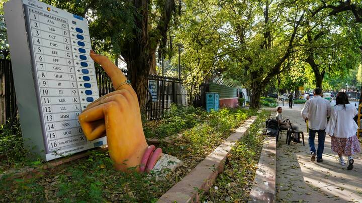 चुनाव आयोग ने एक बयान में कहा कि अहमदनगर (महाराष्ट्र), वेल्लोर (तमिलनाडु) और जाहिराबाद (तेलंगाना) में बीजेपी उम्मीदवारों से तीन-तीन आवेदन प्राप्त हुए हैं. इसके अलावा कांकेर (छत्तीसगढ़), फरीदाबाद (हरियाणा) और करनाल (हरियाणा) में कांग्रेस उम्मीदवारों से तीन-तीन आवेदन प्राप्त हुए हैं. वहीं, विरुधुनगर (तमिलनाडु) में डीएमडीके उम्मीदवार और विजयनगरम (आंध्र प्रदेश) से वाईएसआरसीपी उम्मीदवार से एक-एक आवेदन प्राप्त हुआ है. कुल मिलाकर, आठ संसदीय क्षेत्रों के 92 मतदान केंद्रों से आवेदन प्राप्त हुए हैं.