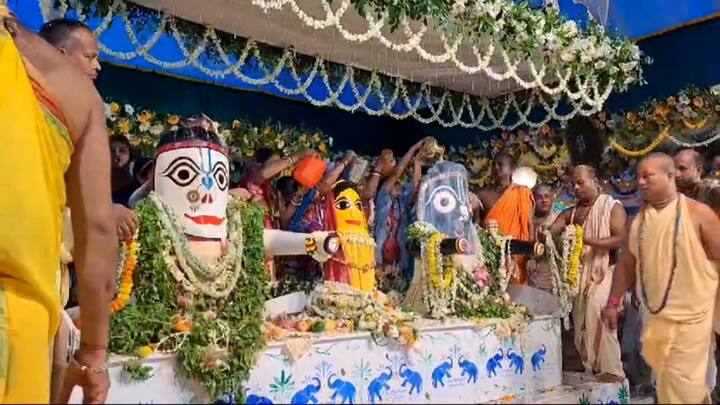 মায়াপুরেও মহাসমারোহে পালিত হয় জগন্নাথ দেবের স্নান যাত্রা। রাজাপুর মন্দিরে জগন্নাথ, বলরাম, সুভদ্রার স্নানযাত্রা উৎসবকে ঘিরে ভক্তদের ঢল নামল । আগের দিন থেকেই ভক্তরা জড়ো হতে শুরু করেন।