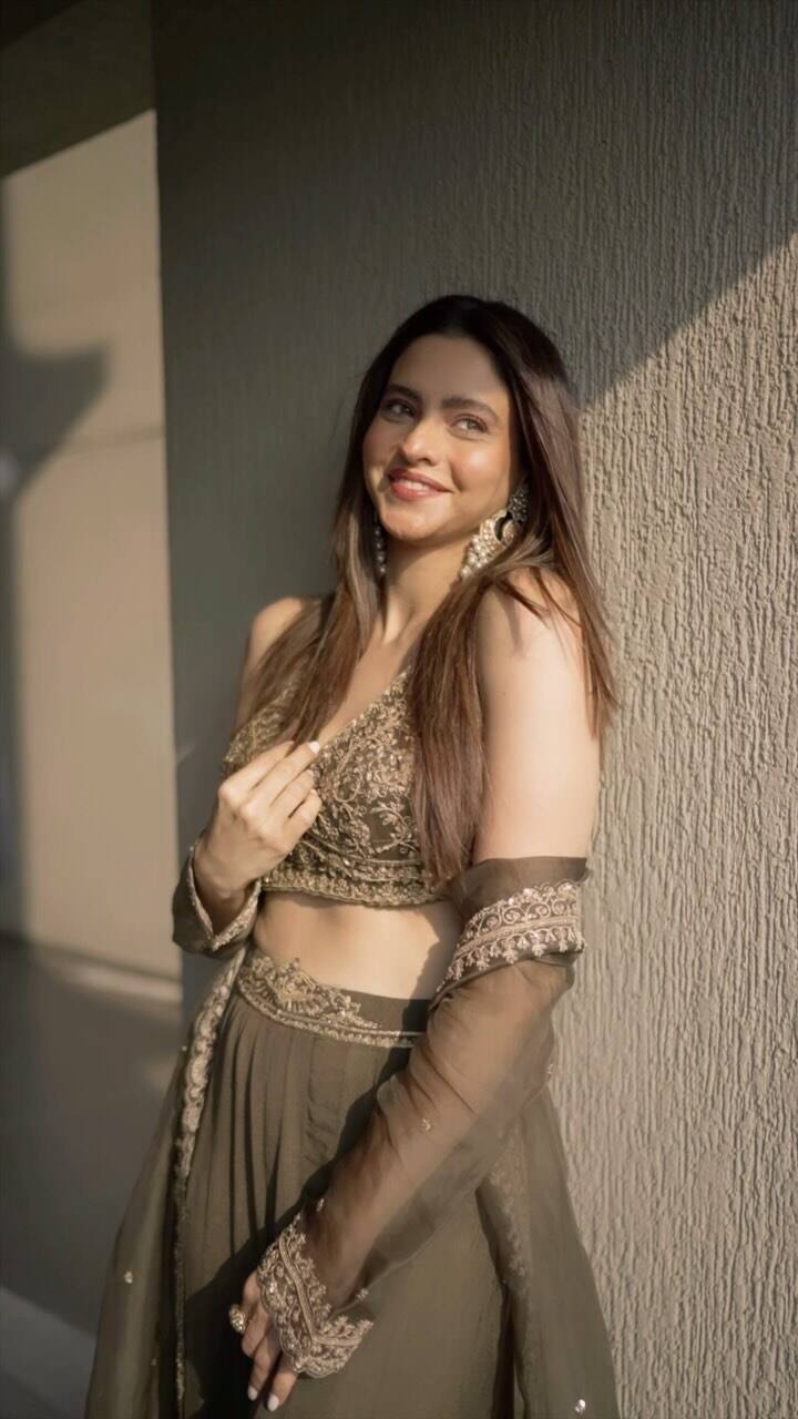Aamna Sharif PHOTO: ફેમસ એક્ટ્રેસ આમના શરીફ તેના કોઈપણ પ્રોજેક્ટને કારણે ચર્ચામાં હોય કે ન હોય, પરંતુ તેના લુક્સને કારણે તે આ દિવસોમાં ઘણી હેડલાઈન્સ બનાવી રહી છે.