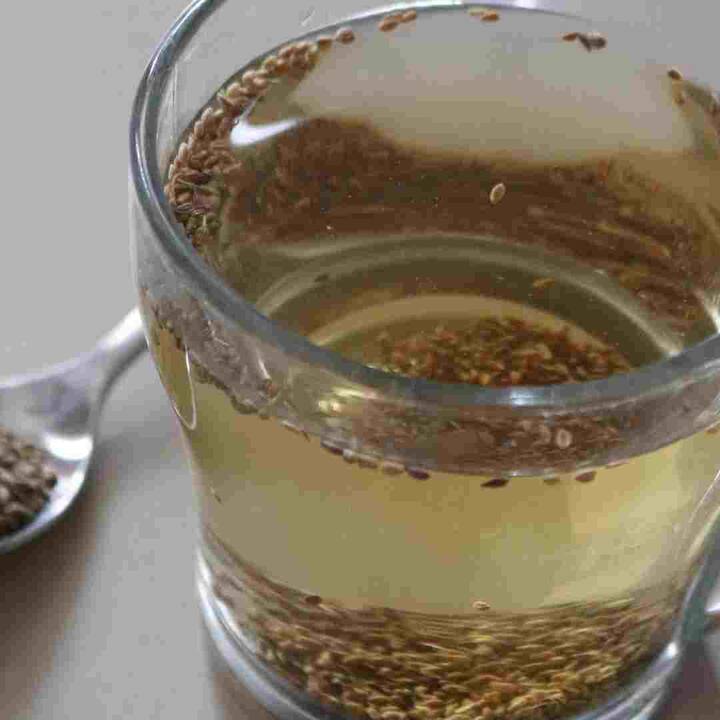 ਅਜਵਾਇਣ ਪਾਚਨ ਕਿਰਿਆ ਨੂੰ ਠੀਕ ਰੱਖਣ 'ਚ ਮਦਦ ਕਰਦੀ ਹੈ। ਸੁੱਕੇ ਅਦਰਕ ਅਤੇ ਜੀਰੇ ਦੇ ਨਾਲ ਅਜਵਾਇਣ ਦੇ ਪਾਣੀ ਨੂੰ ਉਬਾਲ ਕੇ ਖਾਲੀ ਪੇਟ ਪੀਣ ਨਾਲ ਭੋਜਨ ਪਚਣ 'ਚ ਮਦਦ ਮਿਲਦੀ ਹੈ। ਅਜਵਾਇਣ ਪਾਚਨ ਐਨਜ਼ਾਈਮ ਨੂੰ ਛੱਡਣ ਵਿਚ ਮਦਦ ਕਰਦੀ ਹੈ ਜੋ ਫੁੱਲਣ ਦੀ ਸਮੱਸਿਆ ਤੋਂ ਛੁਟਕਾਰਾ ਪਾਉਂਦੀ ਹੈ ਅਤੇ ਪਾਚਨ ਪ੍ਰਕਿਰਿਆ ਨੂੰ ਸੁਚਾਰੂ ਢੰਗ ਨਾਲ ਚਲਾਉਂਦੀ ਹੈ।