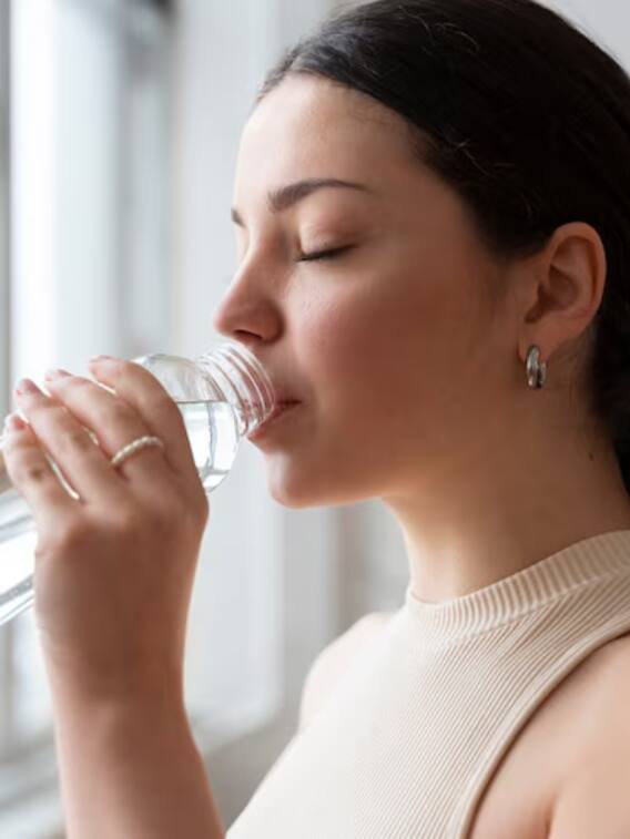 रोज कितने ग्लास पानी पीना चाहिए
