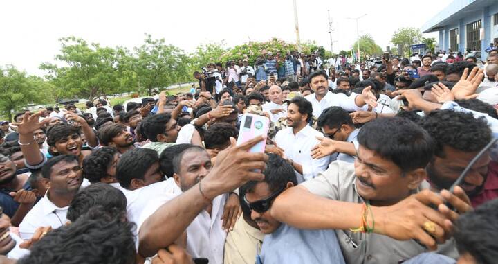 పులివెందులకు వెళ్తున్న జగన్ కాన్వాయ్‌ మార్గ మధ్యలో ప్రజల కోసం ఆగింది. ఈ క్రమంలోనే ఫైర్ ఇంజిన్ ఉన్న వాహనం వేరే వాహనాన్ని ఢీ కొట్టింది.