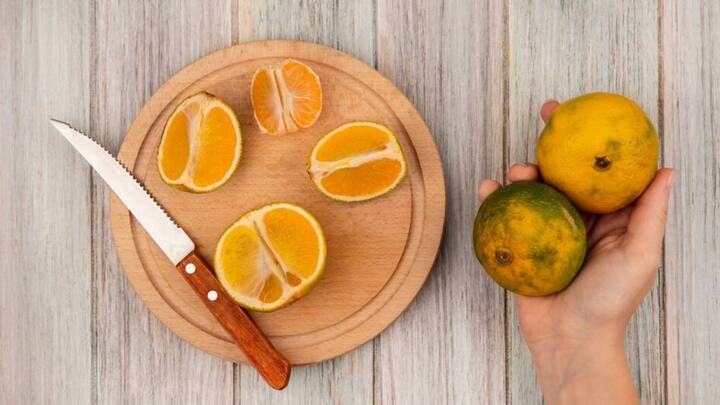 फल खाने का सही वक्त है आप खाना खाने के पहले खाएं. अगर आप फल खा लें तो भूल से भी पानी न पिएं. कभी भी दूध के साथ फल न खाएं. अगर आपको सुबह के वक्त फल खाने की लत है तो पहले पानी पिएं फिर फल खाएं.