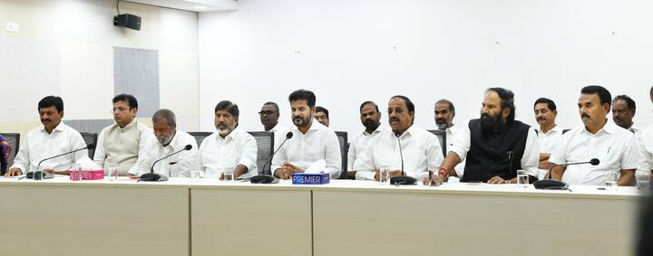 నా సారథ్యంలో తెలంగాణ మంత్రివర్గం రైతుల రుణమాఫీపై ఇచ్చిన మాటను నిలబెట్టుకుందని రేవంత్ రెడ్డి పేర్కొన్నారు. మాట ఇచ్చినట్లుగా తెలంగాణ రైతులకు ఒకే దఫాలో రూ.2 లక్షల వరకు రుణమాఫీ చేయాలని రాష్ట్ర కేబినెట్ నిర్ణయం తీసుకుందని ట్వీట్ చేశారు.