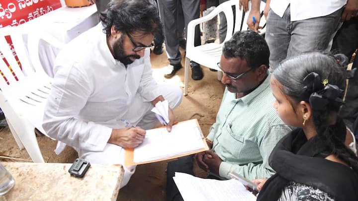 Andhra Pradesh Deputy CM Pawan Kalyan | ఏపీ అసెంబ్లీ సమావేశాలు ముగిసిన తరువాత డిప్యూటీ సీఎం పవన్ కళ్యాణ్ తిరిగొస్తుండగా ఆసక్తికర పరిణామం చోటుచేసుకుంది. కాన్వాయ్ ఆపి ప్రజలతో జనవాణి నిర్వహించారు.