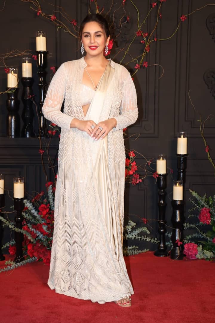 సోనాక్షి సిన్హా ప్రేమ కథ తెలిసిన బాలీవుడ్ సెలబ్రిటీలలో హ్యూమా ఖురేషి ఒకరు అని చెప్పాలేమో! 'డబుల్ ఎక్స్ఎల్' సినిమాలో జహీర్ ఇక్బాల్ కూడా యాక్ట్ చేశారు. ఆ సినిమా 2022లో రిలీజ్ అయ్యింది. అప్పటికి జహీర్, సోనాక్షి ప్రేమలో ఉన్నారు. 