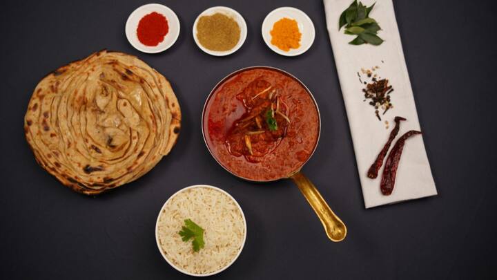 சிக்கனை நன்றான சுத்தம்செய்து எடுத்துகொள்ள வேண்டும்.    அதற்க்கு ஒரு கிண்ணத்தில் எலும்பில்லாத சிக்கன் துண்டுகள், இஞ்சி பூண்டு விழுது, கெட்டி தயிர், எலுமிச்சை சாறு, மிளகாய் தூள், கரம் மசாலா தூள், தேவையான அளவு உப்பு சேர்த்து நன்கு கலக்கி முப்பது நிமிடம் ஊற வைக்கவும்.