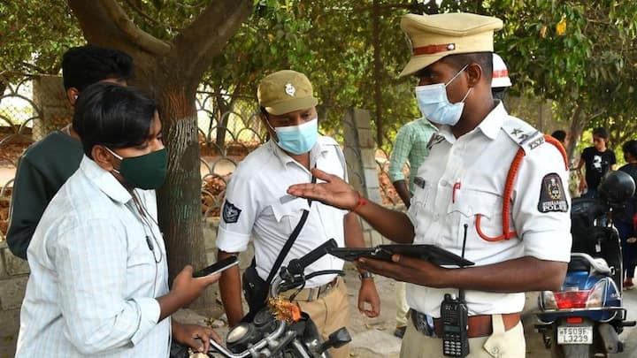 ऑन द स्पॉट चालान तब काटा जाता है, जब किसी चालक को नियम तोड़ते हुए पुलिस तुरंत पकड़ लेती है. इसके बाद तुरंत ही आपको चालान की रसीद दे दी जाती है.