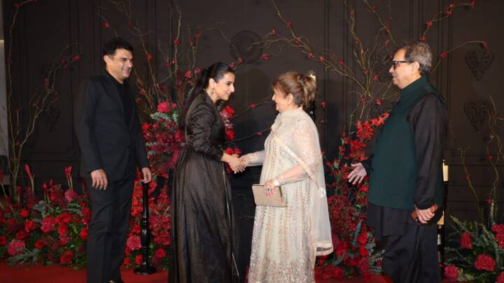 স্বামী সিদ্ধার্থ রায় কপূরের সঙ্গে রিসেপশনে পৌঁছন বিদ্যা বালন। সুভাষ ঘাই ও তাঁর স্ত্রীর সঙ্গেও আলাপচারিতা সারেন।