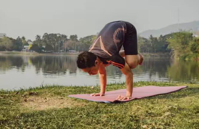 दौड़, व्यायाम और योग में से योग सबसे ज्यादा फायदेमंद है। योग न केवल आपके शारीरिक स्वास्थ्य बल्कि आपके मानसिक स्वास्थ्य को भी लाभ पहुंचाता है।