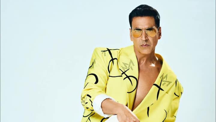 অক্ষয় কুমার (Akshay Kumar) মানেই ফিটনেস ফ্রিক। একদিকে যেমন কড়া শরীরচর্চা, তেমনই তিনি কড়া নিয়মানুবর্তিতা রাখেন খাবারেও। সীমিত খাবারই খান তিনি।