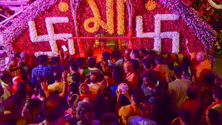 শাস্ত্র মতে, ৫১টি শক্তিপীঠের মধ্যে অন্যতম গুরুত্বপূর্ণ শক্তিপীঠ হল কামাখ্যা। ধর্মীয় বিশ্বাস, ভগবান বিষ্ণুর সুদর্শন চক্র যখন সতীর দেহ খণ্ডিত করছিল তখন এখানে তাঁর যোনি পড়েছিল। অম্বুবাচীর সময় এখানে রজঃস্বলা হন দেবী।(ছবি সৌজন্য- পিটিআই)