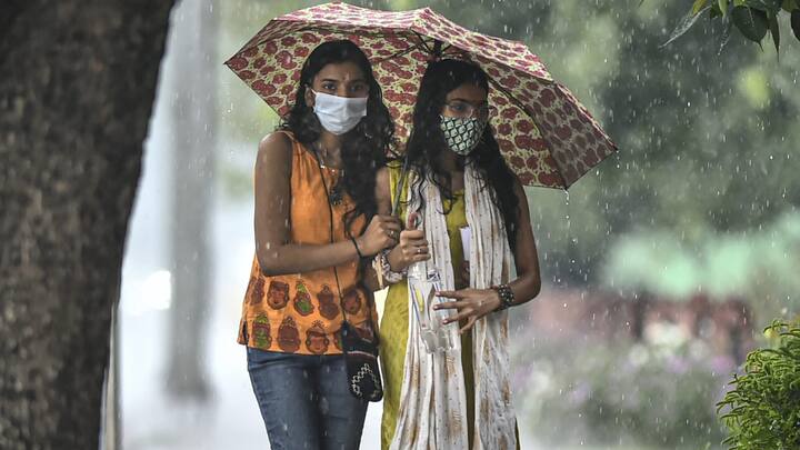 21 जून को दिल्ली के कई इलाकों में बारिश होने से लोगों को भीषण गर्मी से राहत मिली है. शनिवार की सुबह साढ़े आठ बजे तक चार मिलीमीटर की बारिश हुई थी.