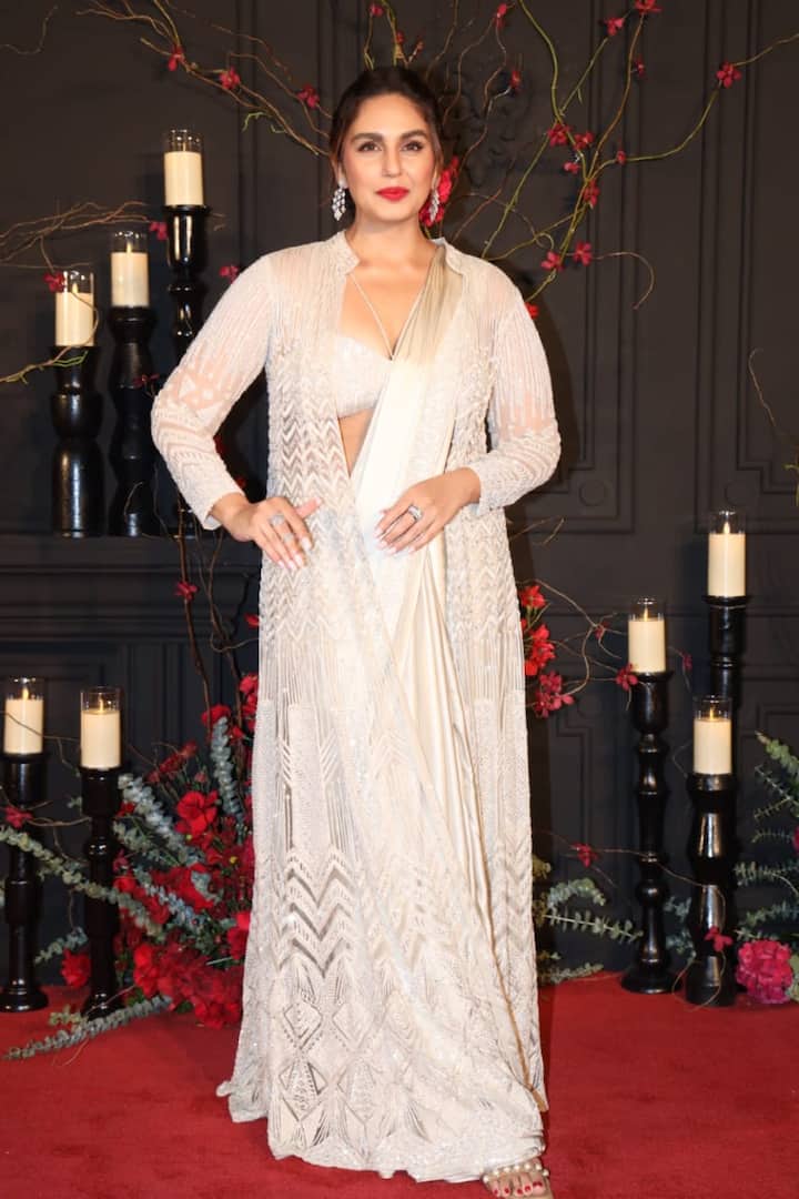 హ్యూమా ఖురేషి తెలుగు సినిమాలు చేయలేదు. కానీ, తమిళ సినిమాల ద్వారా తెలుగు ప్రేక్షకుల ముందుకు వచ్చారు. సూపర్ స్టార్ రజనీకాంత్ 'కాలా', అజిత్ 'వలిమై' సినిమాల్లో ఆవిడ నటించారు. ఆ రెండూ తెలుగులో డబ్ అయ్యాయి. 