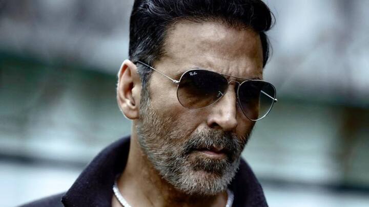 এরপরে হাতে অল্প ঘি লাগিয়ে টিক্কির মতো গোল গোল সেপে ওই মিশ্রণটাকে গড়ে নিন। তেল ব্যবহার করেন না অক্ষয়। তার থেকে ঘি স্বাস্থ্যকর।