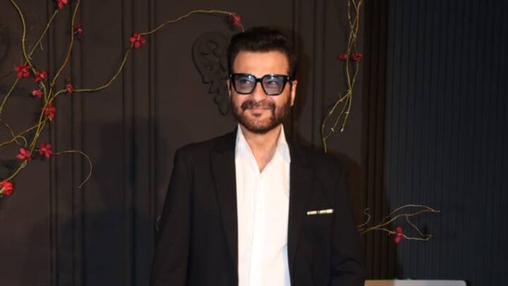 একেবারে ধোপদুরস্ত সাজে রিসেপশনে হাজির হন সঞ্জয় কপূর। ছেলেমেয়ে বা স্ত্রীকে দেখা যায়নি পাশে।