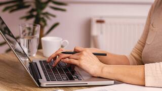 ਵਾਹ ਜੀ ਵਾਹ! 20 ਸਾਲ ਤੱਕ ਬਿਨਾਂ ਕੰਮ ਕੀਤੇ ਤਨਖਾਹ ਲੈਂਦੀ ਰਹੀ ਔਰਤ, ਫਿਰ...