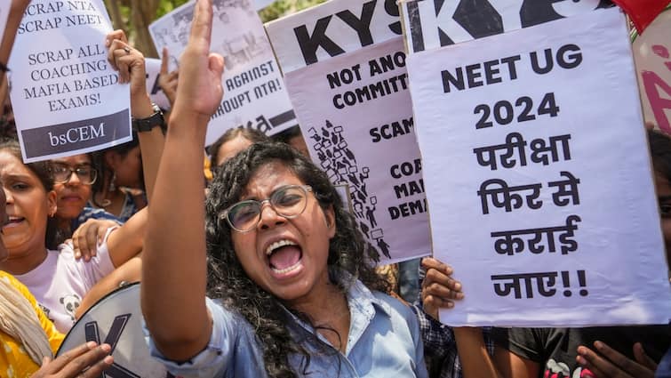 Neet ug paper leak row retest on chandigarh exam centre for 2 students they didnt come Neet UG RE-Exam: चंडीगढ़ में सिर्फ 2 अभ्यर्थियों के लिए बना था सेंटर, गेट बंद होने तक भी नहीं पहुंचे एग्जाम देने