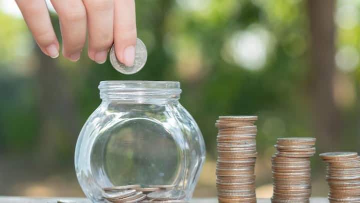 পাবলিক প্রভিডেন্ট ফান্ডে টাকা জমানোর মাধ্যমে আয়কর আইনের ৮০ সি আইনের আওতায় ১.৫০ লাখ টাকা পর্যন্ত কর ছাড় পাওয়া যায়। ছবি- ফ্রিপিক