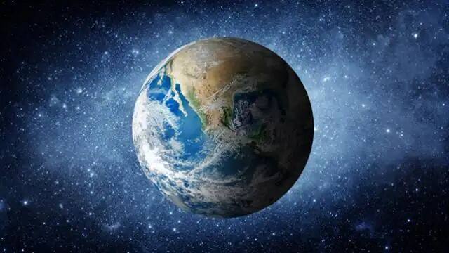Space.com અનુસાર, પૃથ્વી 67,100 માઈલ પ્રતિ કલાકની ઝડપે સૂર્યની આસપાસ ફરે છે