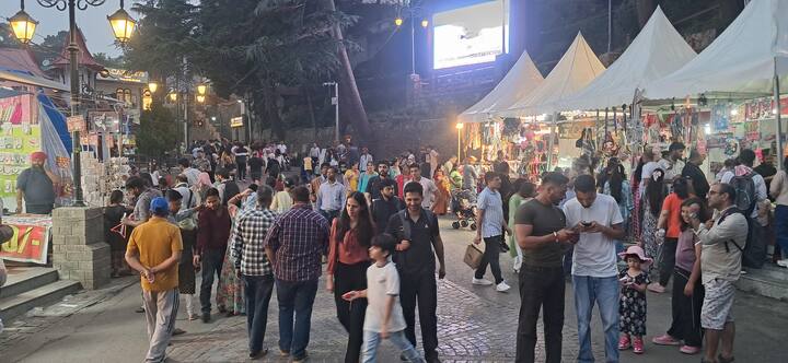 पहाड़ों की रानी शिमला का मौसम सुहावना बना हुआ है. बीते दिनों की बारिश से तापमान में कमी आयी है. मौसम के बदलाव का असर पर्यटन कारोबार पर पड़ा है.