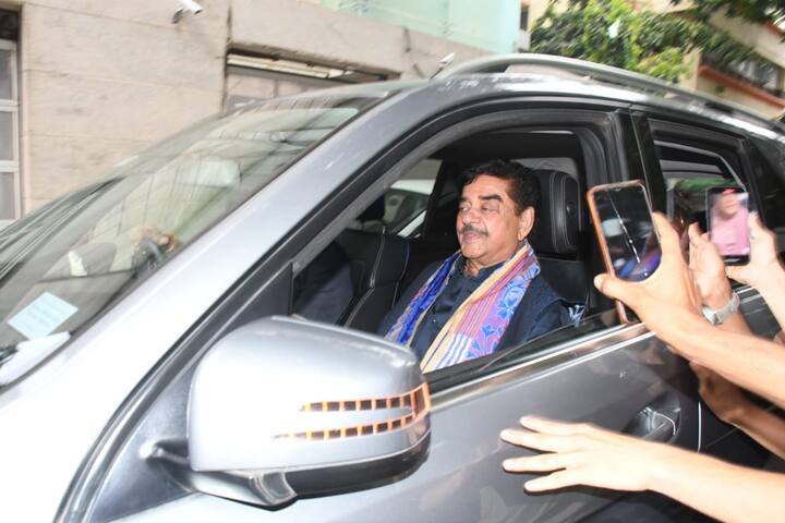 Earlier, Sonakshi Sinha's mother Poonam Sinha and their family were also paped near Sonakshi's residence.