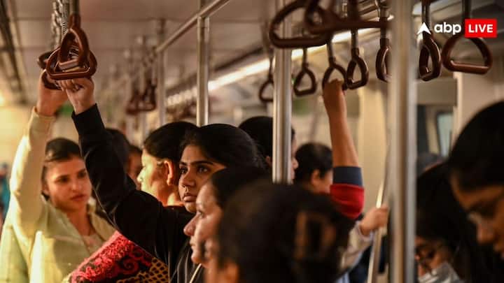 Delhi Metro Fine For Travel In Women Coach: दिल्ली मेट्रो में सफर करने वालों के लिए बहुत जरूरी है यह खबर. गलती से भी ना चढ़ें फीमेल कोच में नहीं  तो देना पड़ जाएगा इतना जुर्माना.