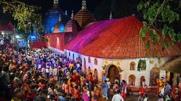 সাধারণত প্রতিবছরই আষাঢ় মাসের সাত তারিখ থেকে অম্বুবাচী মেলা শুরু হয় অসমের গুয়াহাটির কাছে অবস্থিত কামাখ্য মন্দির চত্বরে। এই উপলক্ষে মন্দির চারদিন বন্ধ থাকলেও দেশ-বিদেশ থেকে লক্ষ লক্ষ এসে ভিড় করেন। এবারও প্রচুর মানুষের ঢল নেমেছে।(ছবি সৌজন্য- পিটিআই)