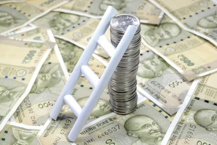 কেউ প্রথম পুরস্কারের মূল্য এক কোটি টাকা জিতলে ট্যাক্স কেটে নির্দিষ্ট মূল্য তার অ্যাকাউন্টে আসে। আর বিক্রেতা কত পেয়ে থাকে জানেন ? ৫ লাখ টাকার আর্থিক মূল্য বরাদ্দ থাকে প্রথম পুরস্কার প্রাপ্ত টিকিটটির বিক্রেতার জন্য়।