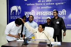 मायावती ने भतीजे आकाश आनंद के सिर पर रखा हाथ...दिया आशीर्वाद, सामने आईं खास तस्वीरें