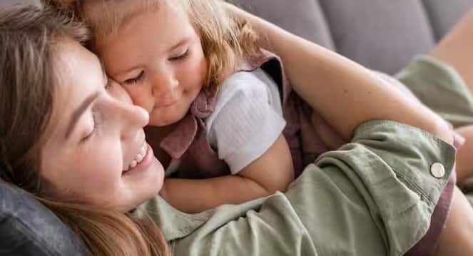 ધીરજ: માતા બનવાનો સૌથી મહત્વનો ગુણ ધીરજ છે. બાળકોને સમજાવવા અને તેમને સાચી દિશામાં લઈ જવા માટે ધીરજ ખૂબ જ જરૂરી છે. ઘણી વખત બાળકો જિદ્દી હોય છે અને સાંભળતા નથી, આવી સ્થિતિમાં ધીરજ રાખવી ખૂબ જ જરૂરી છે.