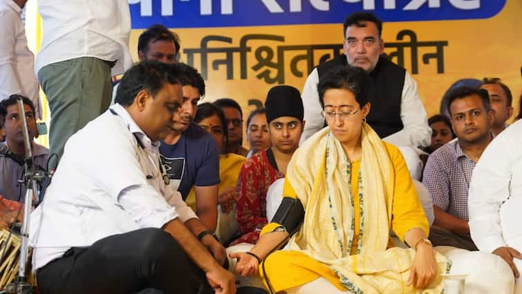 Delhi water Minister Atishi Health Deteriorating hunger strike Water Satyagraha Doctors advised ann '...तो हो सकता है खतरनाक', अनशन पर बैठीं जल मंत्री आतिशी के स्वास्थ्य में आई गिरावट, डॉक्टरों ने दी ये सलाह