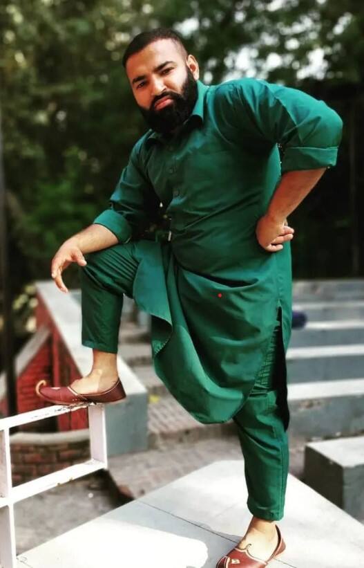 ਸ਼ਰਾਬ ਦੇ ਨਸ਼ੇ 'ਚ ਉਨ੍ਹਾਂ ਗਲਤੀ ਨਾਲ ਆਪਣੀ ਜਾਨ ਲੈ ਲਈ। ਦੱਸਿਆ ਜਾ ਰਿਹਾ ਹੈ ਕਿ ਨਸ਼ੇ ਦੀ ਹਾਲਤ 'ਚ ਉਸ ਨੇ ਖੇਤਾਂ 'ਚ ਮੋਟਰ 'ਤੇ ਰੱਖੇ ਕੀਟਨਾਸ਼ਕ ਨੂੰ ਸ਼ਰਾਬ ਸਮਝ ਕੇ ਪੀ ਲਿਆ। ਇਸ ਤੋਂ ਬਾਅਦ ਉਸ ਦੀ ਹਾਲਤ ਅਚਾਨਕ ਵਿਗੜ ਗਈ ਅਤੇ ਉਸ ਨੂੰ ਤੁਰੰਤ ਹਸਪਤਾਲ ਲਿਜਾਇਆ ਗਿਆ, ਜਿੱਥੇ ਡਾਕਟਰਾਂ ਨੇ ਉਸ ਨੂੰ ਮ੍ਰਿਤਕ ਐਲਾਨ ਦਿੱਤਾ।