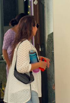 Sonakshi Sinha Zaheer Iqbal Wedding: शादी के लिए तैयार होने घर से निकलीं सोनाक्षी सिन्हा, सामने आईं होने वाली दुल्हन की तस्वीरें