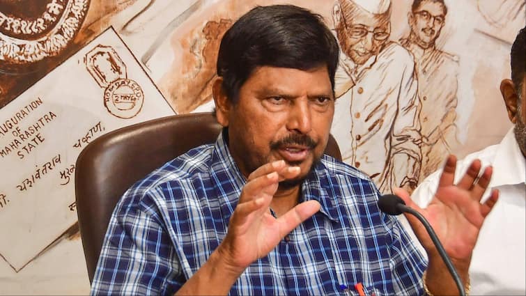 Ramdas Athawale to demand 10 Seats from Mahayuti Seat Sharing Formula for Maharashtra Assembly Election 2024 महाराष्ट्र विधानसभा चुनाव में बड़ा पेच फंसाएंगे रामदास आठवले? महायुति से इतनी सीटें मांगने की तैयारी में