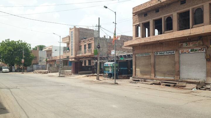 सांप्रदायिक हिंसा फैलाने के मामले में पुलिस के द्वारा की गई पथरबाजो कि गिरफ्तारियां की गईं थी. उसके विरोध में सूरसागर पुलिस थाने के बाहर पहुंची. इस दौरान मौके पर मौजूद एडीसीपी वेस्ट निशांत भारद्वाज ने महिलाओं ने बातचीत की महिलाओं ने पुलिस पर आरोप लगाया कि पुलिस ने गलत लोगों को गिरफ्तार कर लिया है. यह लोग पत्थर फेंकने में शामिल नहीं थे. पुलिस ने उन्हें आश्वासन दिया है कि जो भी इस मामले में दोषी होगा उनके खिलाफ ही सख्त कार्रवाई की जाएगी. निर्दोष को किसी भी तरह से प्रताड़ित नहीं किया जाएगा.