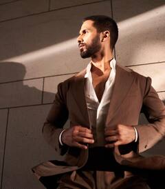 Bollywood Actor : मुंबईत समुद्रकिनारी सुंदर घर, कोट्यवधींच्या गाड्या अन् 32 सिनेमे, बॉलीवूड अभिनेत्याची अब्जावधींची संपत्ती