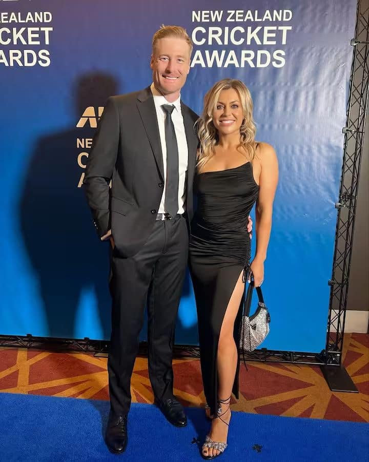 मार्टीन गप्टिल- न्यूझीलंड संघाचा दिग्गज फलंदाज मार्टीन गप्टिलने देखील स्पोर्ट्स प्रेझेंटर महिलेसोबत लग्न केले. गप्टिलच्या पत्नीचं नाव लॉरा मॅकगोल्ड्रिक आहे. दोघांनी 2014 रोजी लग्न केले.