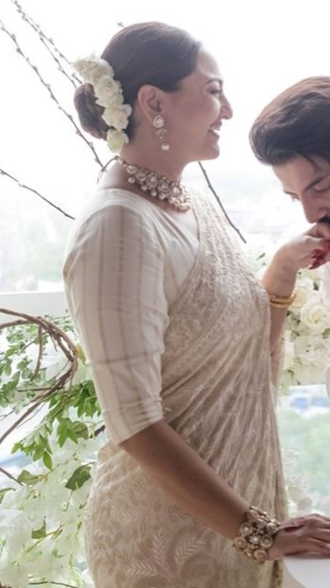 एक्ट्रेस ऑफ व्हाइट साड़ी में