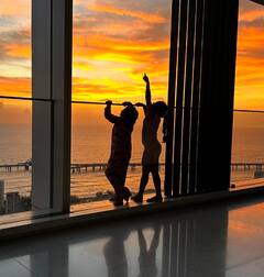 Bollywood Actor : मुंबईत समुद्रकिनारी सुंदर घर, कोट्यवधींच्या गाड्या अन् 32 सिनेमे, बॉलीवूड अभिनेत्याची अब्जावधींची संपत्ती