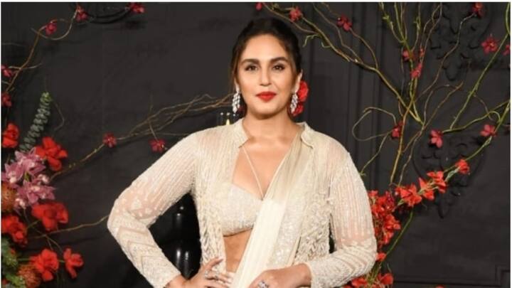 সেনাক্ষীর প্রিয়বন্ধু তিনিই। সকাল থেকে পাশে ছিলেন হুমা কুরেশি। রিসেপশনেও নজর কাড়েন তিনি।