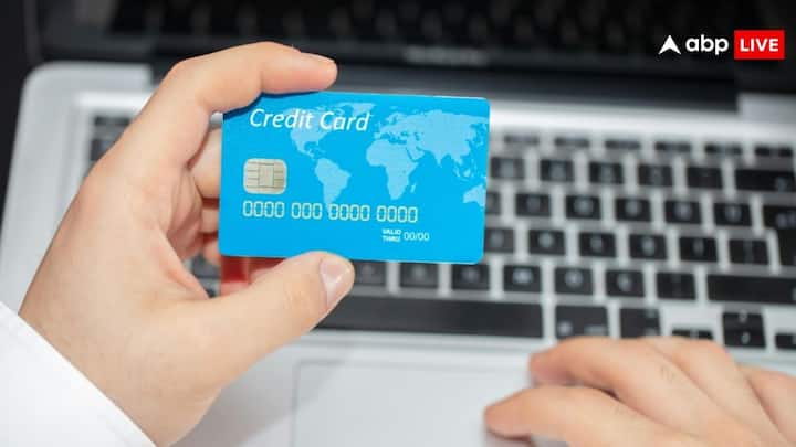 Credit Card Rules: भारत में अब बहुत से लोग क्रेडिट कार्ड का इस्तेमाल करते हैं. लेकिन क्या आपको ये पता है क्रेडिट कार्ड पर 16 नंबर क्यों होते हैं. इसके पीछे क्या कारण है.