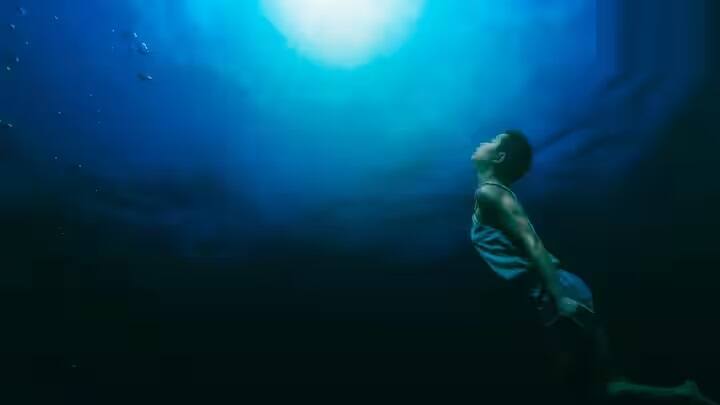 Sea GK: તમે અનુમાન લગાવ્યું હશે કે મહાસાગરો કેટલા ઊંડા છે, પરંતુ શું તમે ક્યારેય વિચાર્યું છે કે સમુદ્ર ખરેખરમાં કેટલી ઉંડાઇ સુધી પહોંચવાથી અંધારુ થઇ જાય છે ? દરિયો કેટલો ઊંડો છે તેનો અંદાજ એ વાત પરથી લગાવી શકાય છે કે દરિયાની સપાટીથી નીચે ગયા પછી સૂર્યપ્રકાશ પણ ત્યાં પહોંચતો નથી.