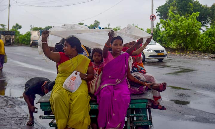 সপ্তাহের শুরু অর্থাৎ সোমবার থেকেই অবশ্য বৃষ্টি উধাও হবে বাংলার মধ্য ও পশ্চিমের একাধিক জেলায়। মুর্শিদাবাদ, বীরভূম, দুই বর্ধমান, হুগলি-হাওড়া, নদিয়া, পুরুলিয়া, বাঁকুড়া এই তালিকায় রয়েছে। উত্তরবঙ্গে দার্জিলিং ও কালিম্পংও এই তালিকায় রয়েছে।