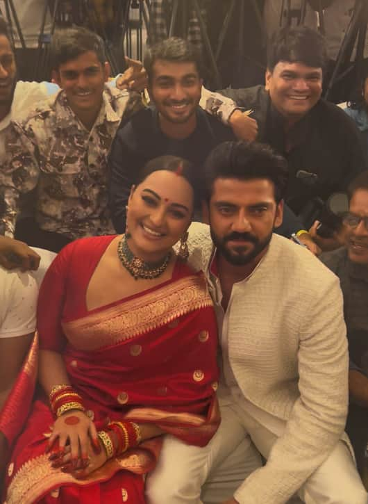 Sonakshi Zaheer Reception: मांग में सिंदूर, हाथों में चूड़ा और सुर्ख लाल साड़ी, रिसेप्शन में दिखी सोनाक्षी की खूबसूरती  