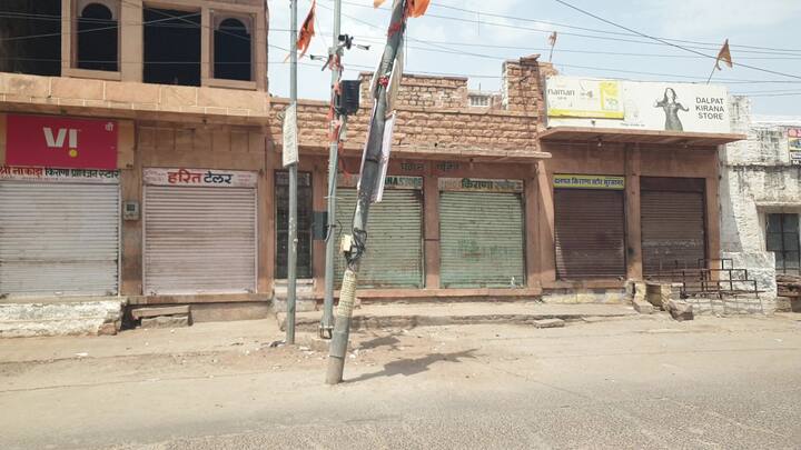 सूरसागर क्षेत्र में एक पक्ष ने शुक्रवार को ईदगाह के पीछे की ओर से रास्ता निकाला जिसका दूसरे पक्ष ने विरोध किया गया था. इससे इस क्षेत्र में अन्य लोगों की आना जाना बढ़ गया. दिन में ही तनाव की स्थिति बन गई थी हालांकि पुलिस ने मौके पर पहुंचकर दोनों पक्षों से समझे कर मामला शांत कराया फिर अचानक शुक्रवार की रात को दोनों पक्ष आमने-सामने हो गए और पत्थरबाजी व आगजनी के चलते क्षेत्र में तनाव का माहौल बन गया.