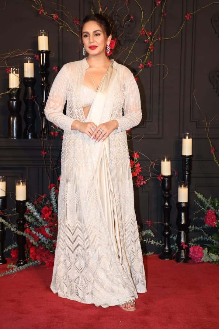 హిందీ సినిమా ఇండస్ట్రీలోని హీరోయిన్లలో సోనాక్షి సిన్హా, హ్యూమా ఖురేషి మంచి స్నేహితులు. వాళ్లిద్దరూ కలిసి 'డబుల్ ఎక్స్ఎల్' సినిమాలో నటించారు. ఈ ఆదివారం రాత్రి సోనాక్షి సిన్హా పెళ్లి చేసుకున్న సంగతి తెలిసిందే. ఆ పెళ్లిలో హ్యూమా ఇలా సందడి చేశారు. 