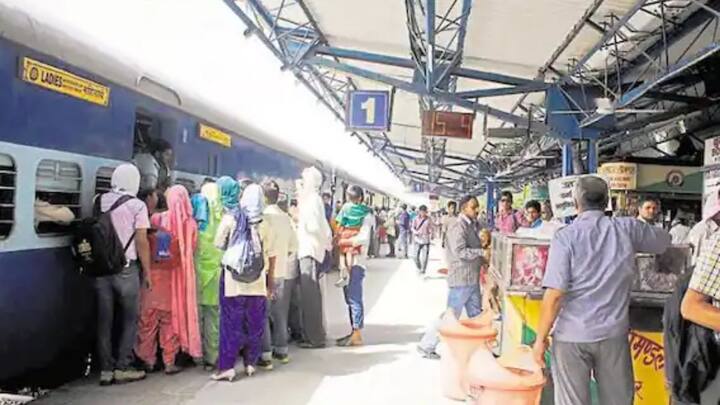 प्लेटफॉर्म टिकट के जरिए ही भारतीय रेलवे की करोड़ों की कमाई होती है. कोई भी 10 रुपये देकर प्लेटफार्म टिकट खरीद सकता है.