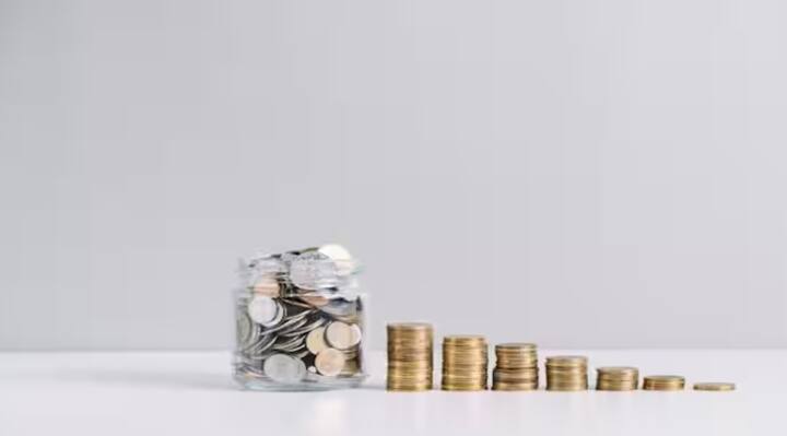 PPF Rules: पब्लिक प्रॉविडेंट फंड (Public Provident Fund) ही केंद्र सरकारद्वारे चालवली जाणारी सर्वाधिक प्रसिद्ध अशी स्मॉल सेव्हिंग योजना आहे. दीर्घकालीन मुदतीसाठी गुंतवणूक केल्यास गुंतवणूकदारांना या योजनेत चांगला परतावा मिळतो.