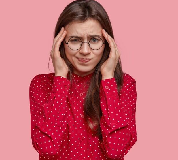 ਮਾਈਗਰੇਨ ਦੇ ਸ਼ੁਰੂ ਹੋਣ 'ਤੇ ਦਰਦ ਅਸਹਿ ਹੁੰਦਾ ਹੈ। ਮਾਈਗ੍ਰੇਨ ਦਾ ਦਰਦ ਕਈ ਕਾਰਨਾਂ ਕਰਕੇ ਸ਼ੁਰੂ ਹੋ ਸਕਦਾ ਹੈ। ਆਯੁਰਵੇਦ ਅਤੇ ਅੰਤੜੀਆਂ ਦੇ ਸਿਹਤ ਕੋਚ ਡਾ: ਡਿੰਪਲ ਜਾਂਗੜਾ ਅਨੁਸਾਰ ਜਦੋਂ ਸਰੀਰ ਵਿੱਚ ਵਾਤ (ਹਵਾ) ਅਤੇ ਪਿਤ (ਅੱਗ) ਦੋਵੇਂ ਅਸੰਤੁਲਿਤ ਹੋ ਜਾਂਦੇ ਹਨ। ਫਿਰ ਮਾਈਗ੍ਰੇਨ ਹੁੰਦਾ ਹੈ।